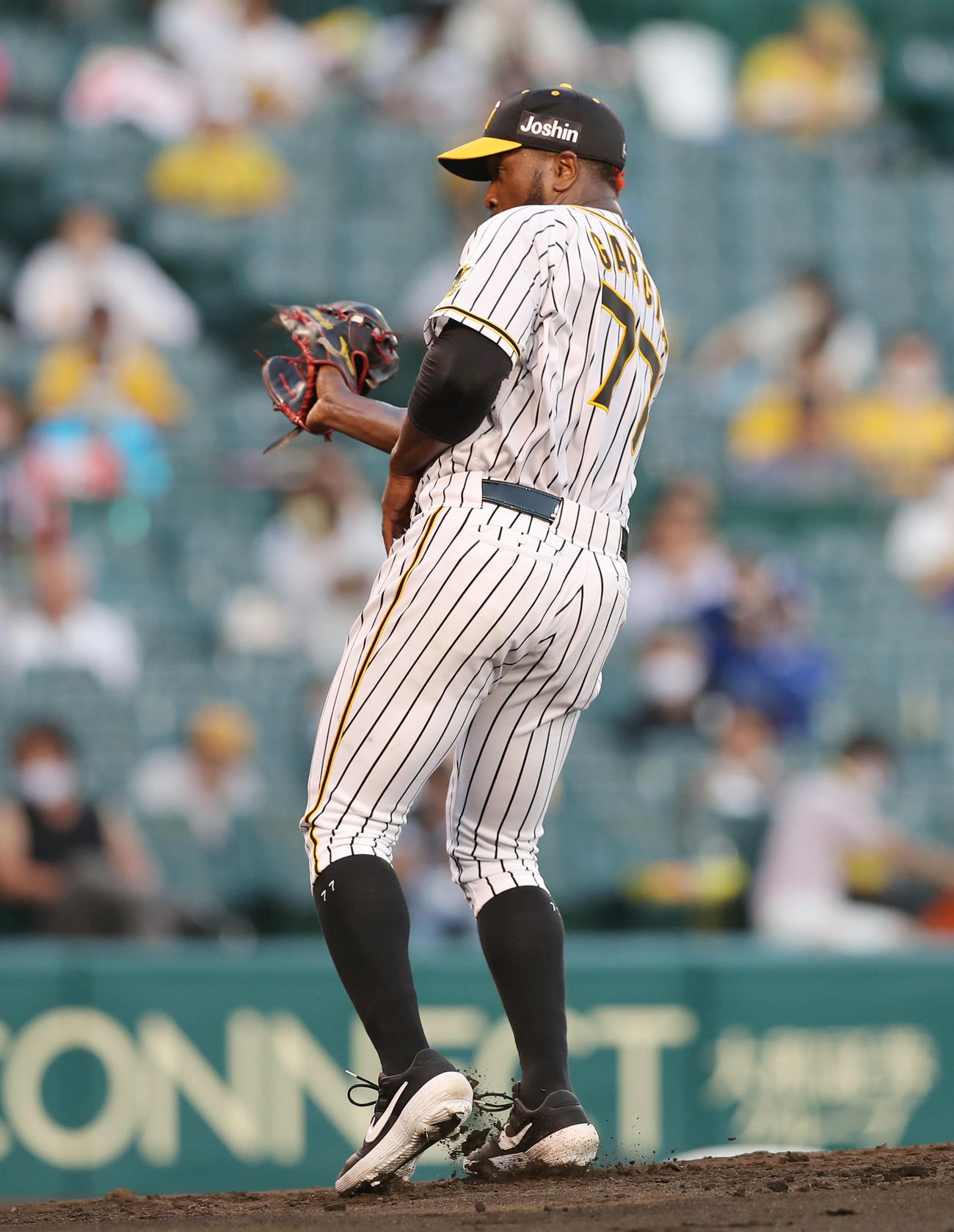 阪神対中日　2回表中日無死、高橋の打球に素早く反応するガルシア（撮影・前田充）