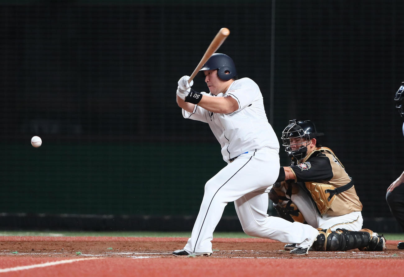 西武対日本ハム　5回裏西武無死、内野安打で通算1500安打を達成した中村（撮影・足立雅史）