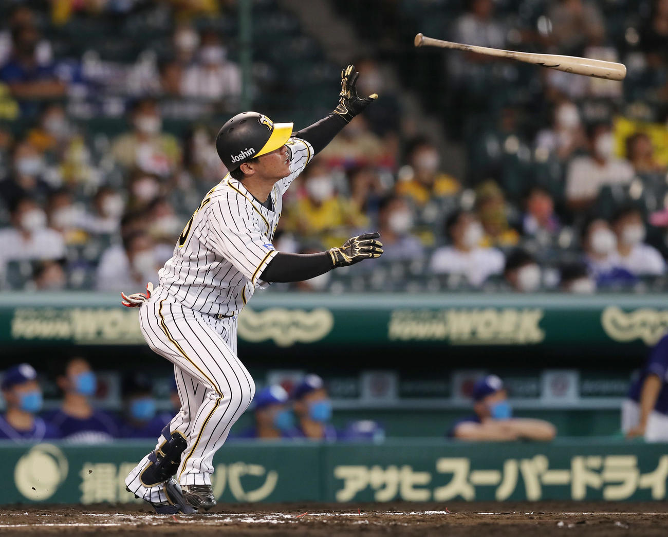阪神対中日　6回裏阪神1死一、二塁、左中間へ逆転3点本塁打を放つ陽川（撮影・前田充）