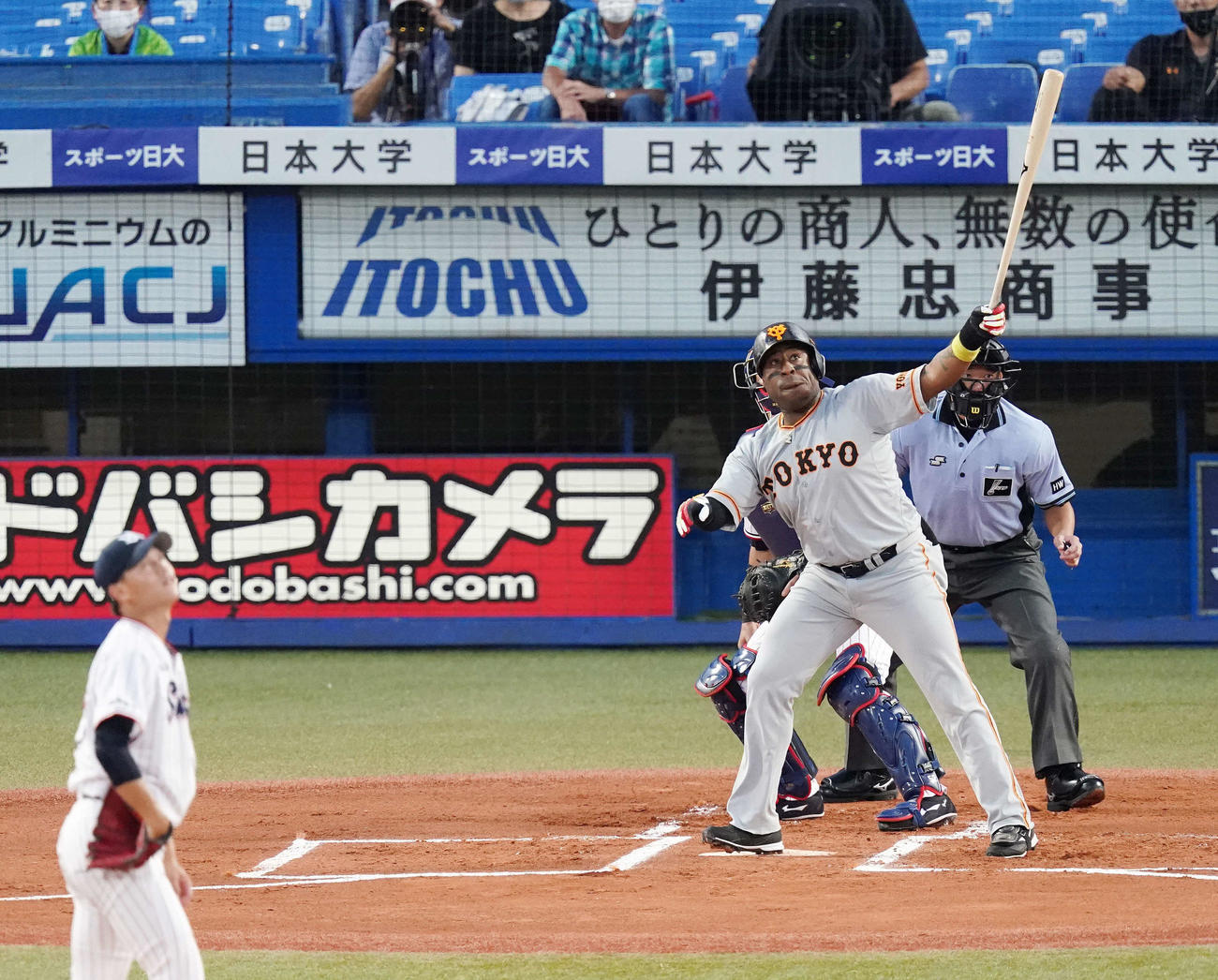 ヤクルト対巨人　1回表巨人1死一塁、先制2点本塁打を放つウィーラー。投手高橋（撮影・江口和貴）