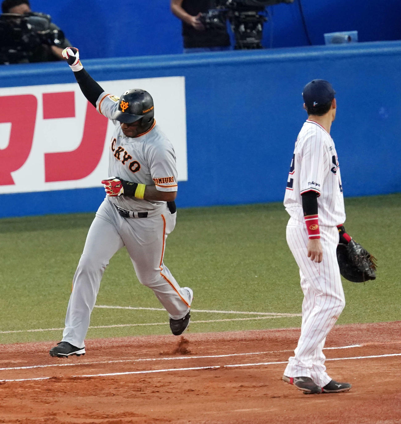 ヤクルト対巨人　1回表巨人1死一塁、先制2点本塁打を放ちガッツポーズするウィーラー（撮影・江口和貴）