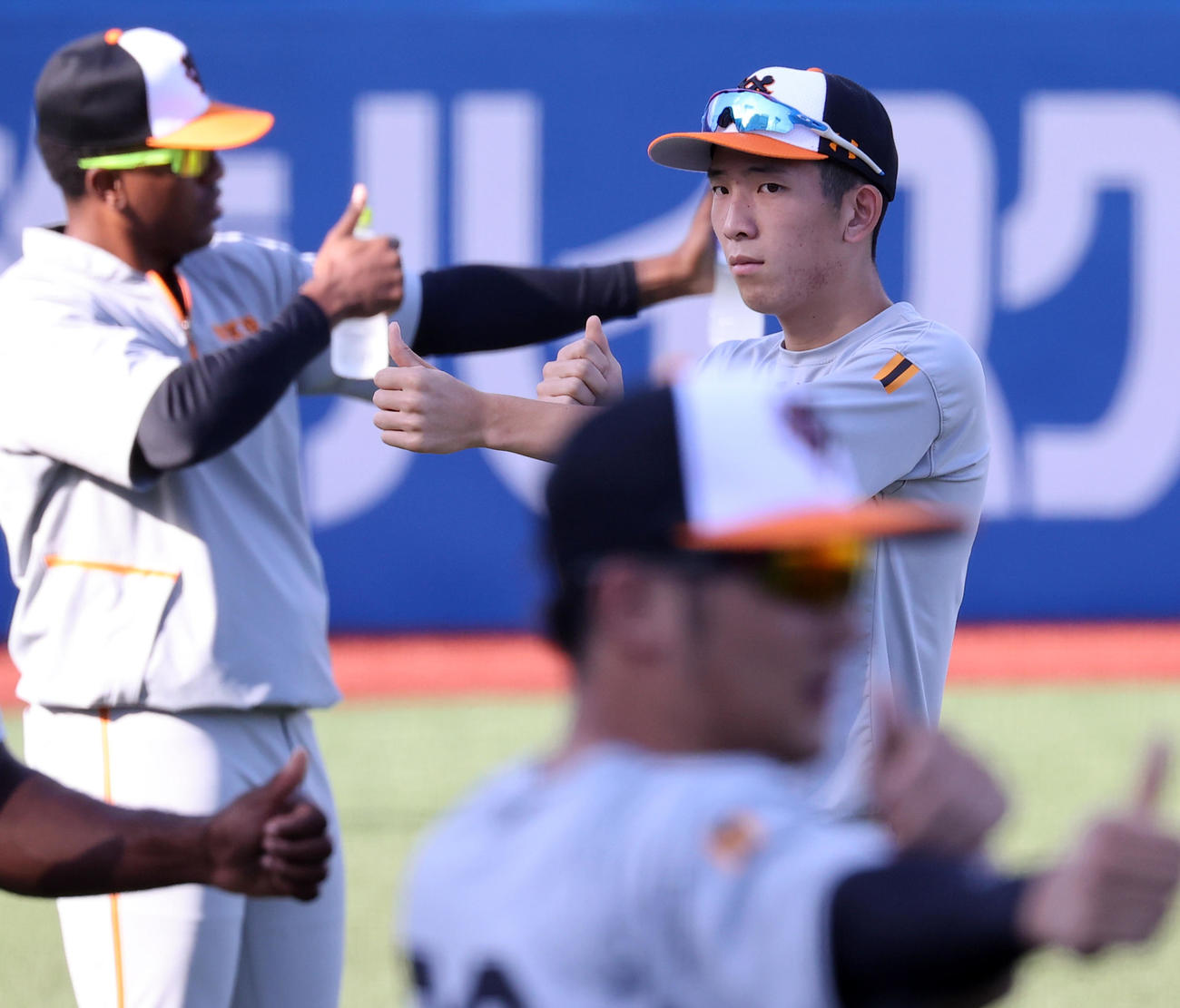 ヤクルト対巨人　試合前練習で、動体視力のトレーニングをする戸郷（右）（撮影・浅見桂子）