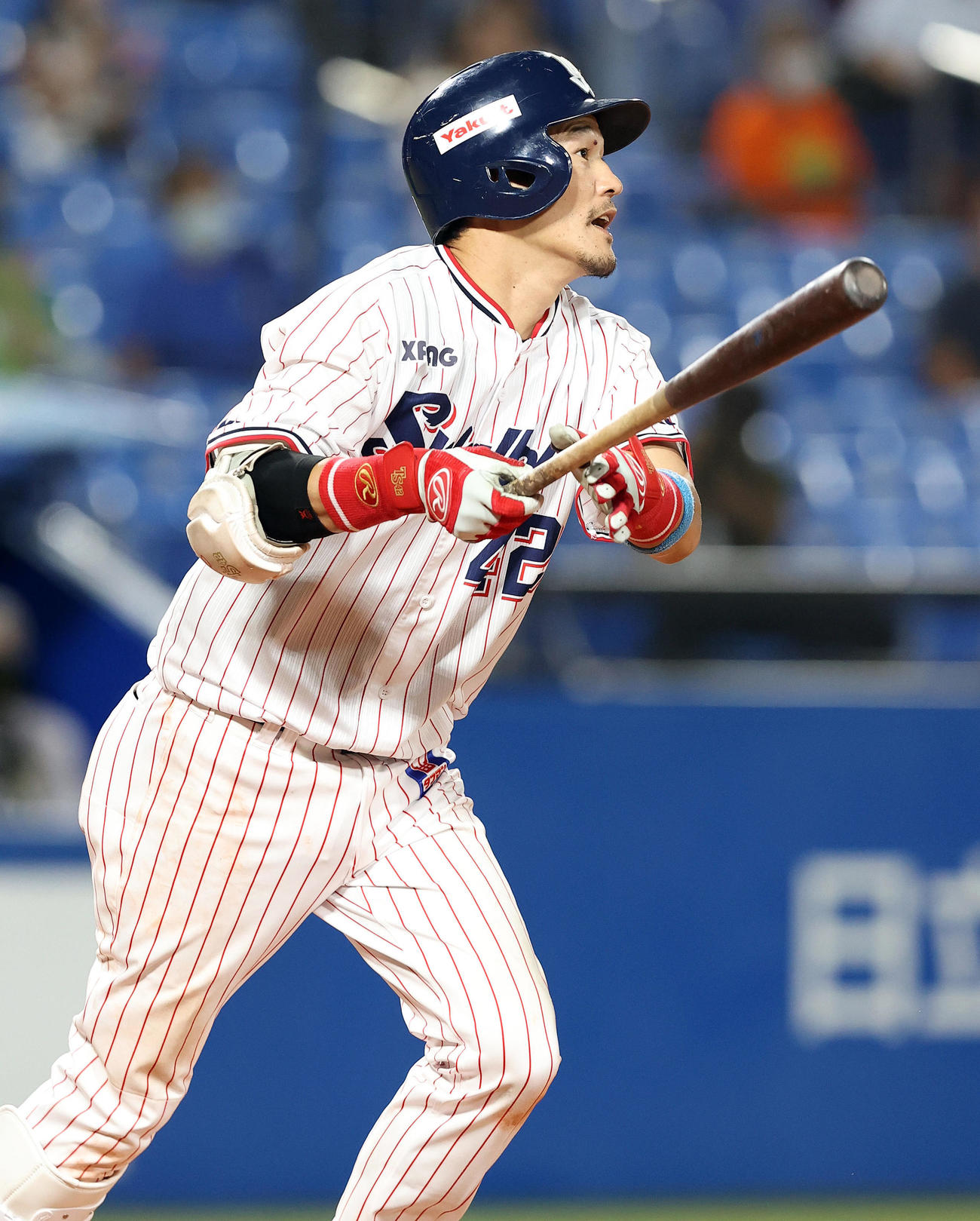 ヤクルト対巨人　5回裏ヤクルト無死一塁、逆転の右越え2点本塁打を放つ坂口（撮影・垰建太）