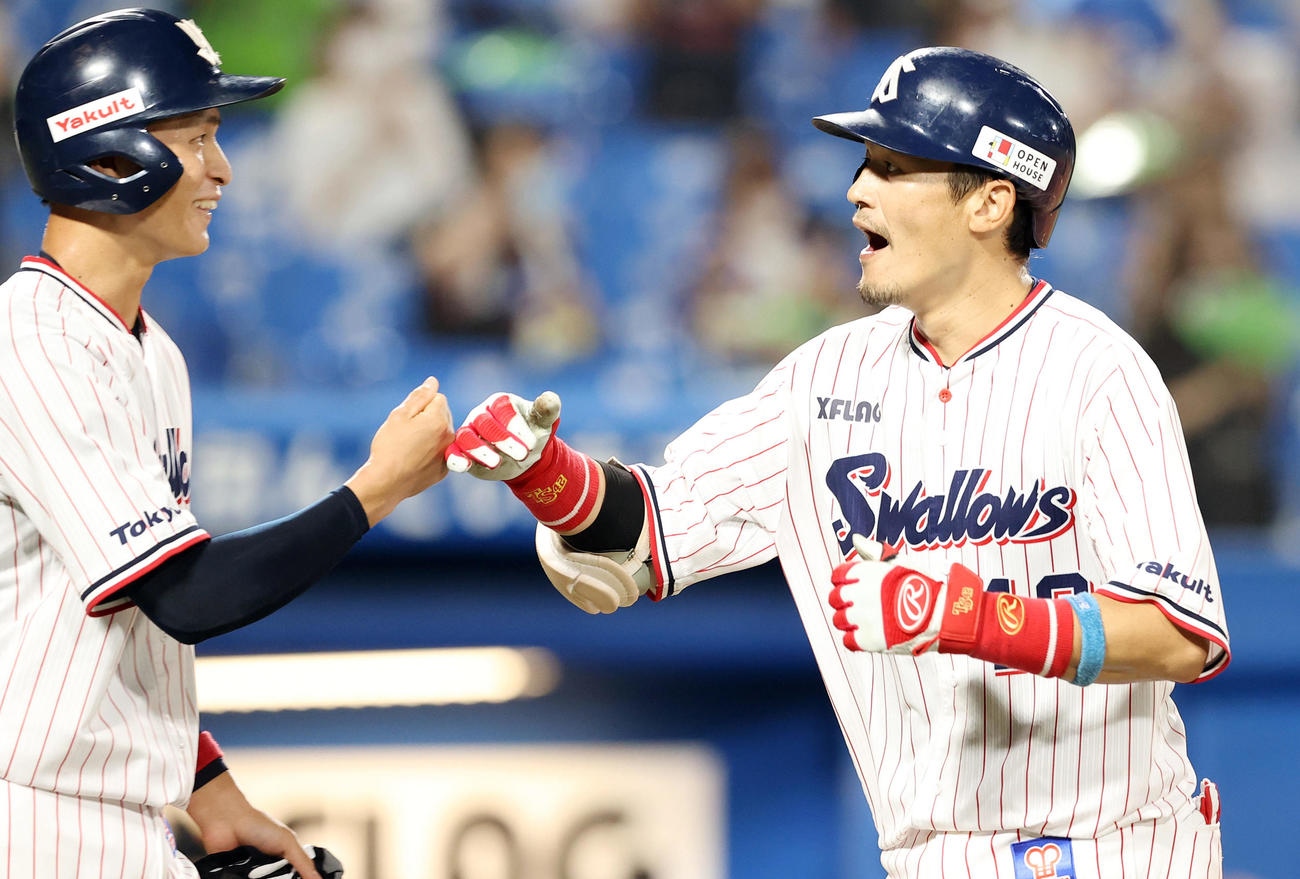 ヤクルト対巨人　5回裏ヤクルト無死一塁、逆転の2点本塁打を放ち雄たけびを上げる坂口（右）（撮影・垰建太）