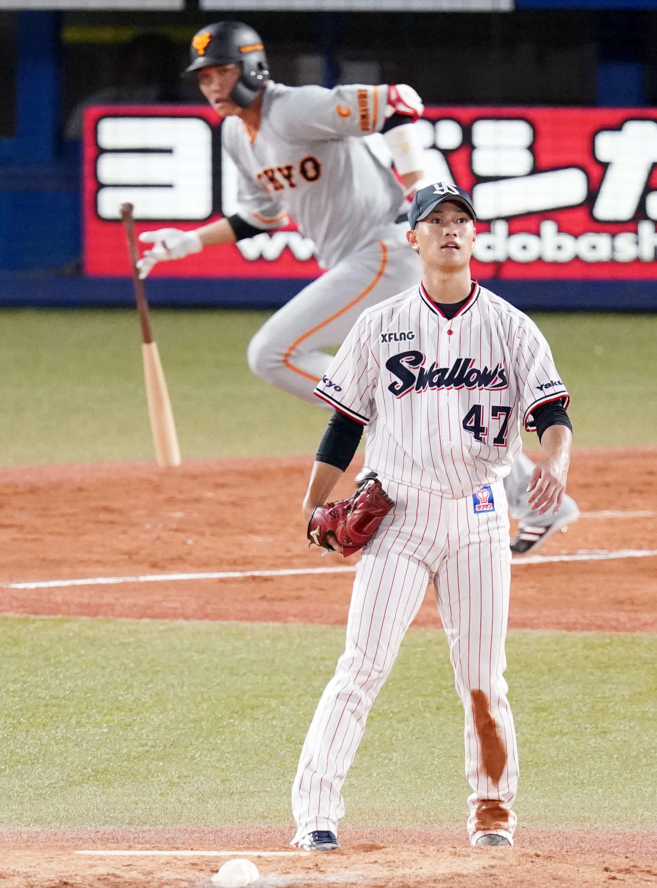 ヤクルト対巨人　2回表巨人2死一、三塁、坂本（後方）に逆転2点適時二塁打を浴びる高橋（撮影・江口和貴）