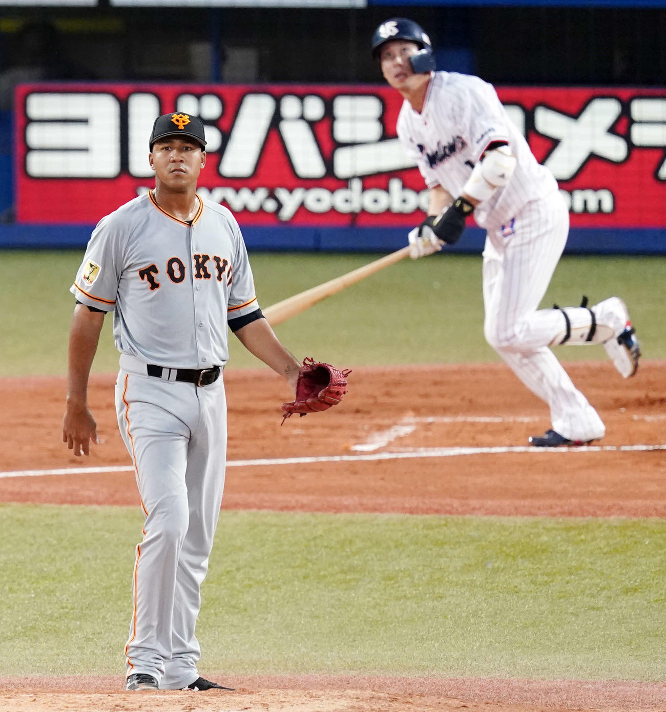 ヤクルト対巨人　1回裏ヤクルト1死、山田哲人（右）にソロ本塁打を浴びるディプラン（撮影・江口和貴）
