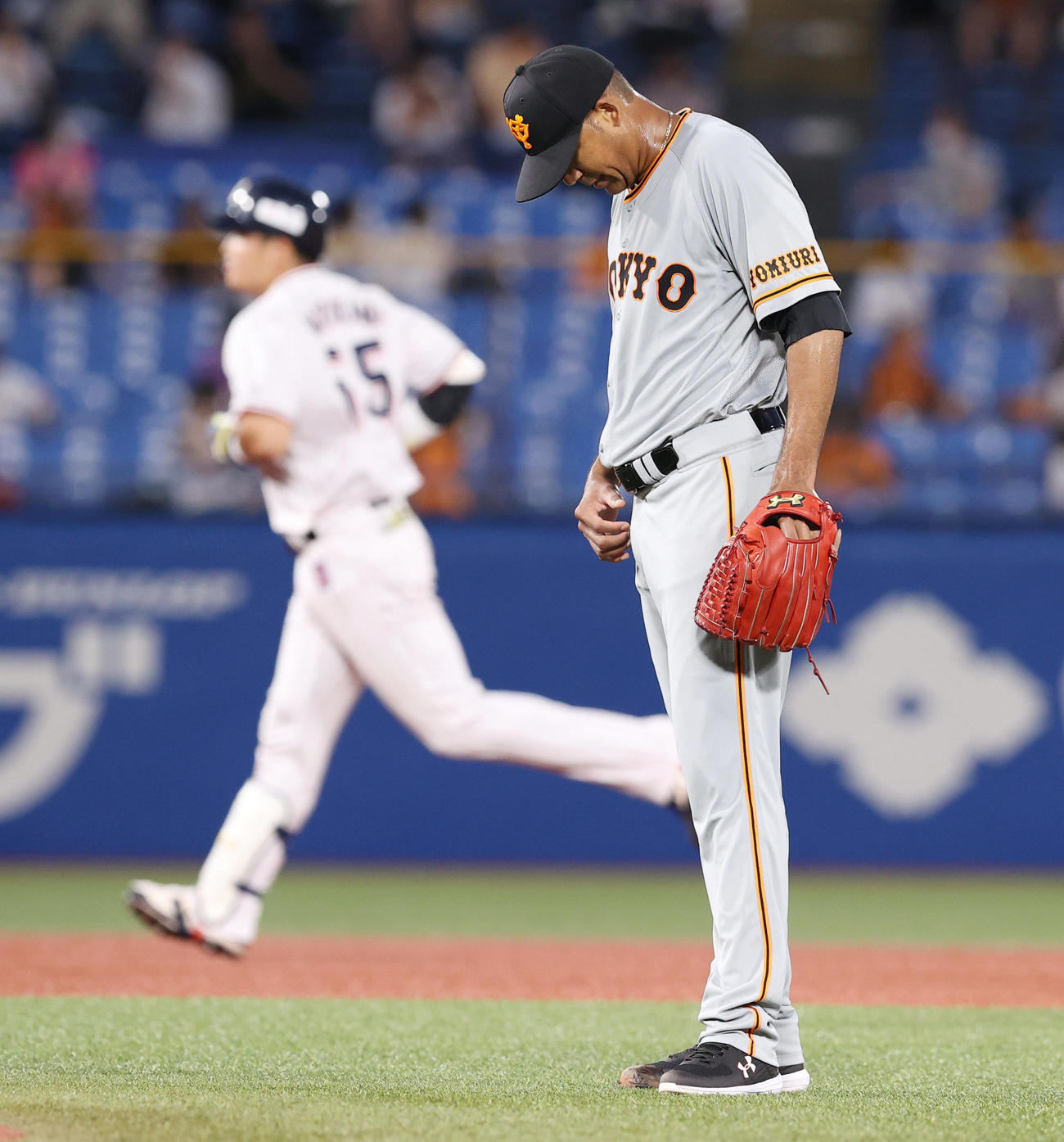 ヤクルト対巨人　1回裏ヤクルト1死二塁、村上（左）に勝ち越しの2点本塁打を浴びるディプラン（撮影・垰建太）