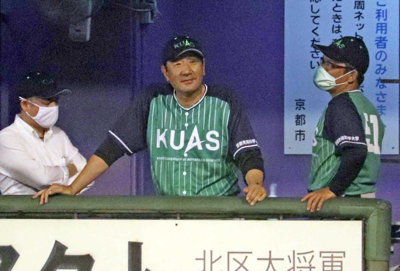 戦況を見つめる元日本ハムの京都先端科学大・中島監督（中央）