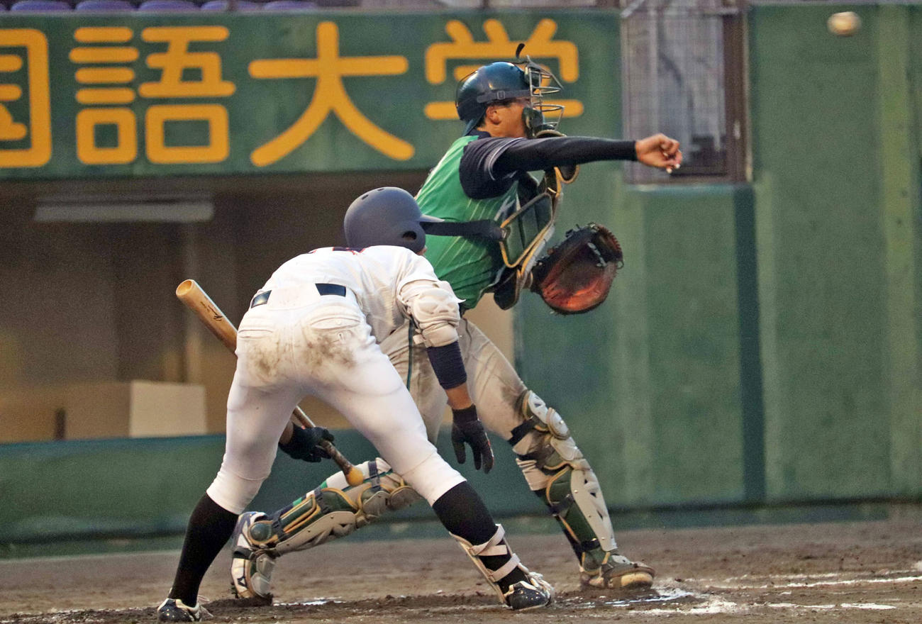 京都先端科学大の喜多は捕手としては異例のスリークオーター