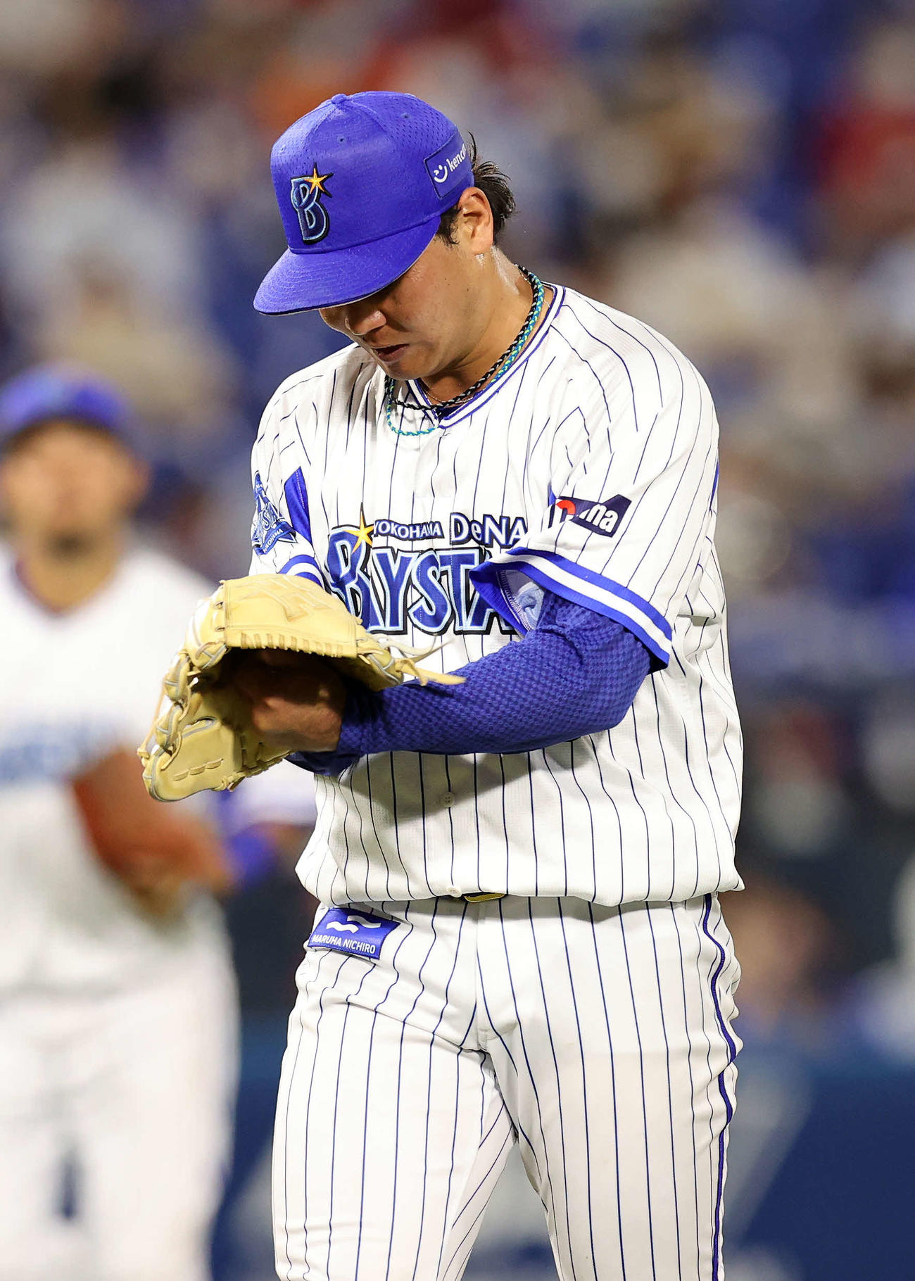 DeNA対広島　6回表、1失点し悔しそうな表情でベンチに引き揚げるDeNA浜口（撮影・鈴木正人）