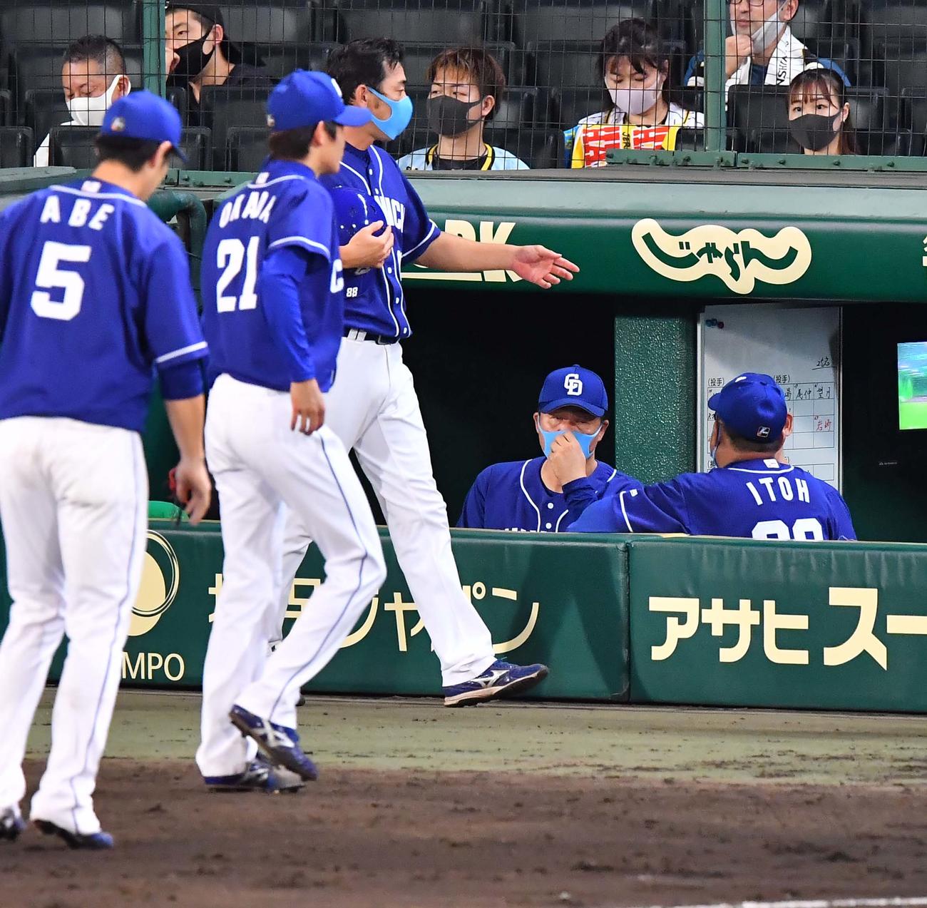 ベンチに引き揚げる岡田俊哉とベンチの与田剛監督（右から2人目）（撮影・上田博志）