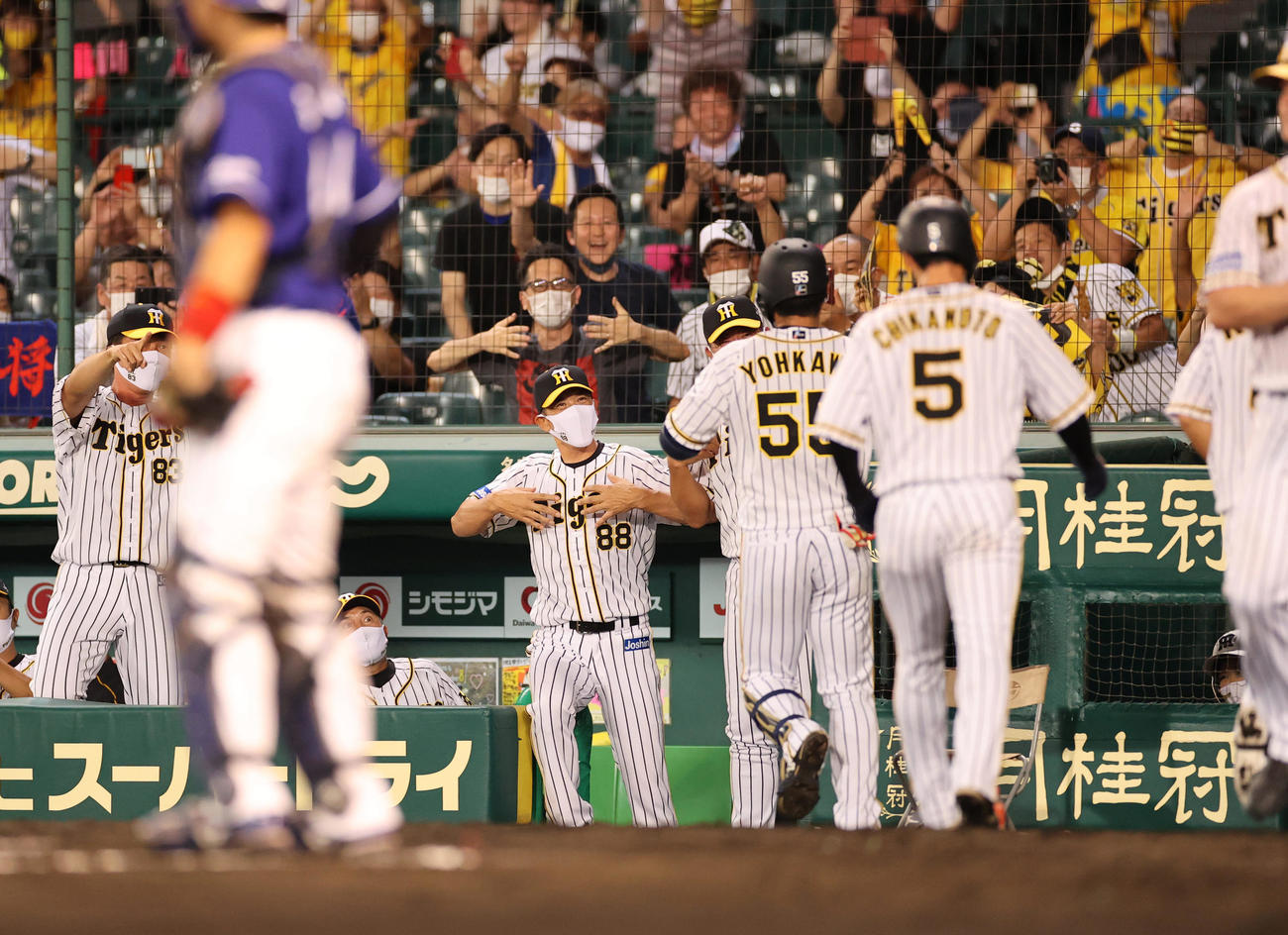 阪神対中日　6回裏阪神1死一、二塁、矢野監督（中央）は左中間へ逆転3点本塁打を放った陽川をゴリラポーズで迎える（撮影・清水貴仁）