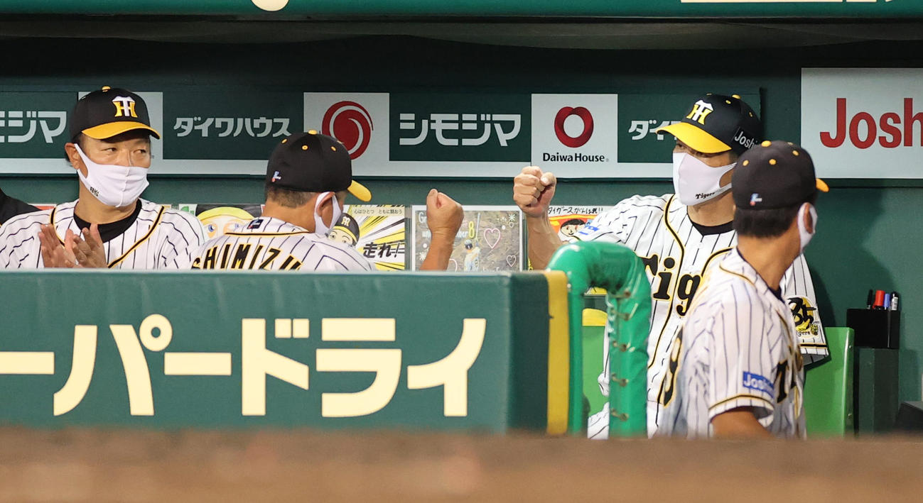 阪神対中日　中日に快勝しガッツポーズをみせる矢野監督（右奥）（撮影・清水貴仁）