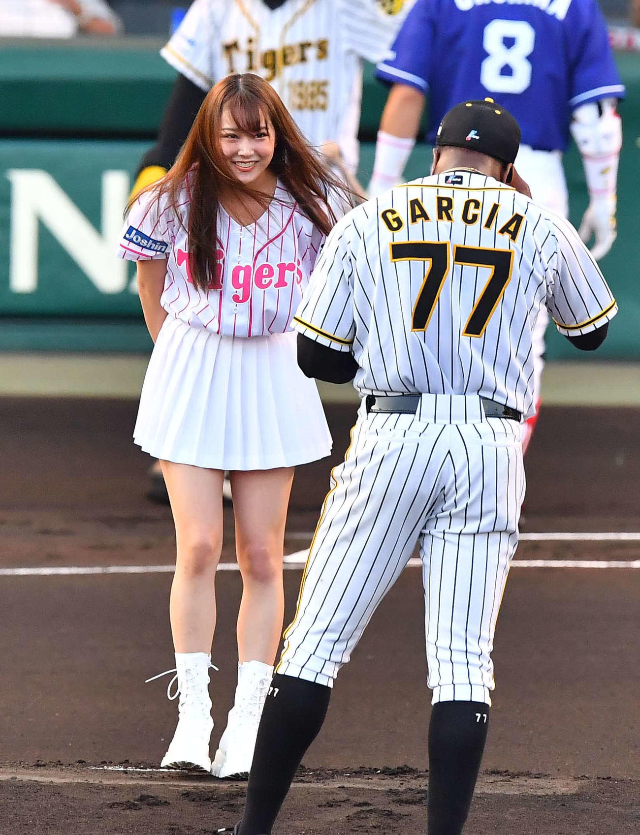 阪神対中日　始球式をつとめるNMB48の白間美瑠。右はガルシア（撮影・上田博志）