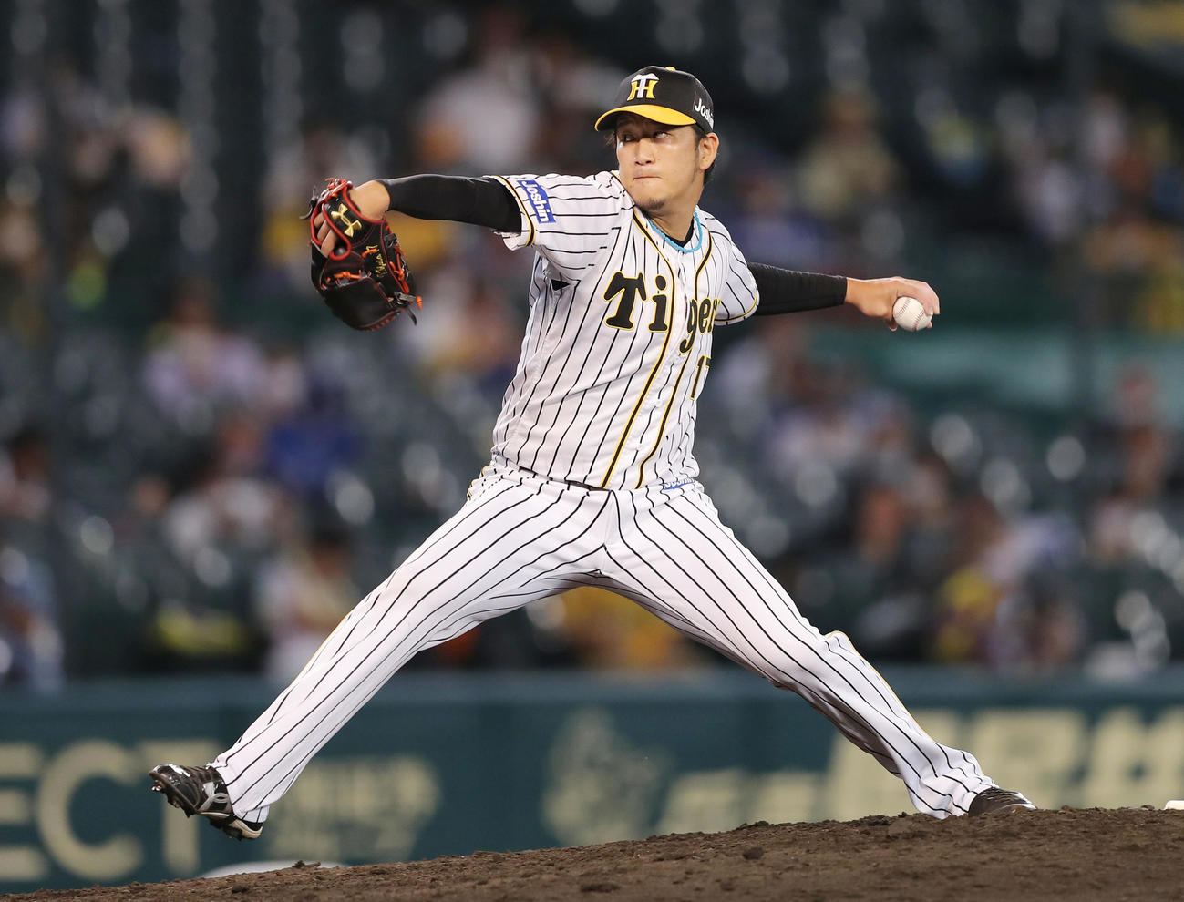 阪神対中日　7回表、阪神2番手で登板する岩貞（撮影・前田充）