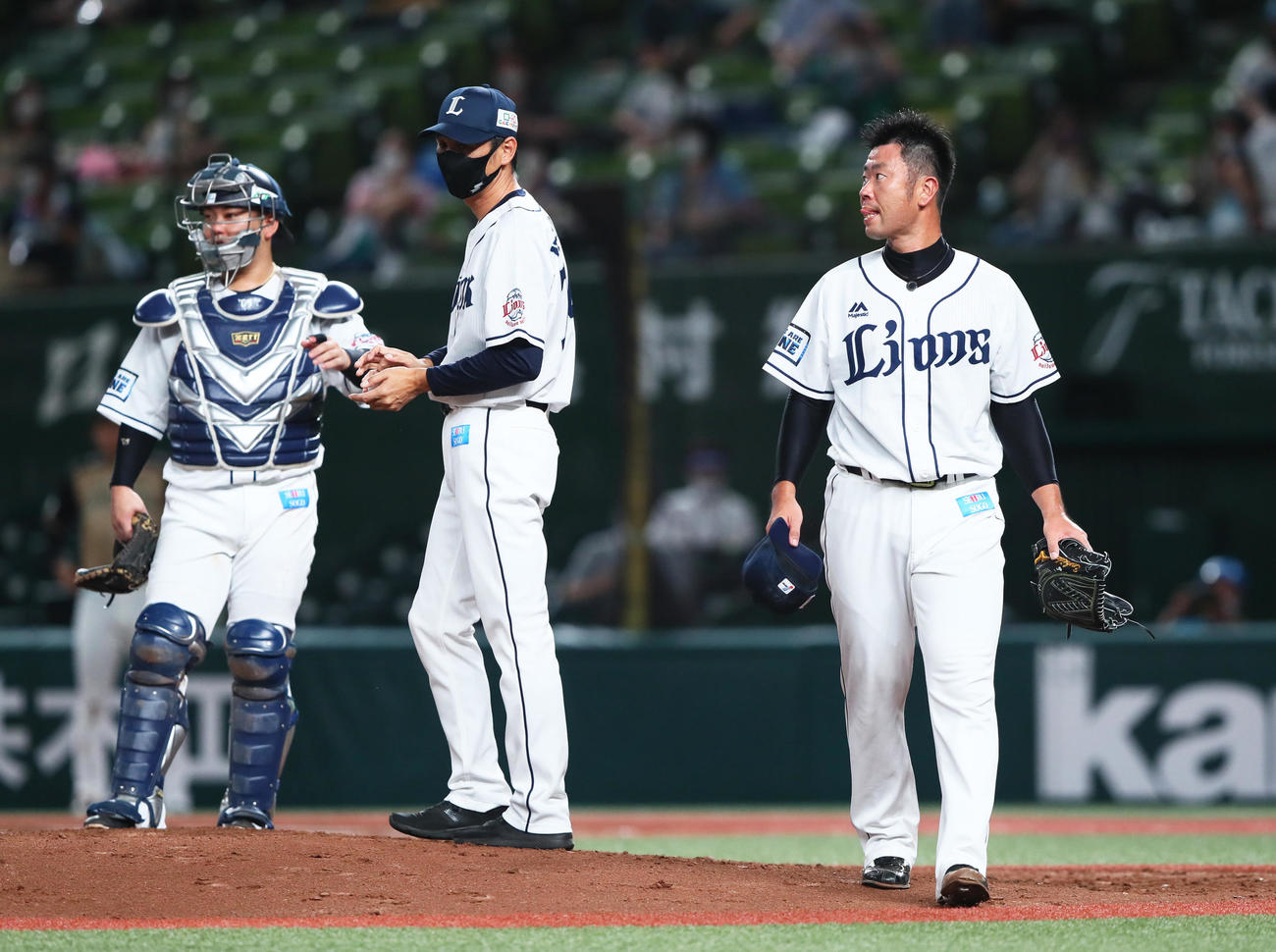 西武対日本ハム　3回途中で降板する西武榎田（右）（撮影・足立雅史）