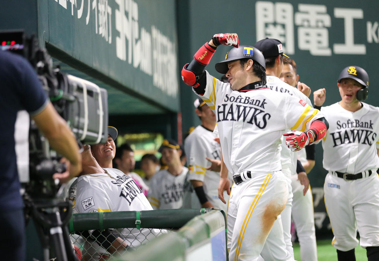ソフトバンク対オリックス　4回裏ソフトバンク1死二塁、高谷裕亮は右越えに同点となる2点本塁打を放ちグラシアルといつものポーズ（撮影・梅根麻紀）