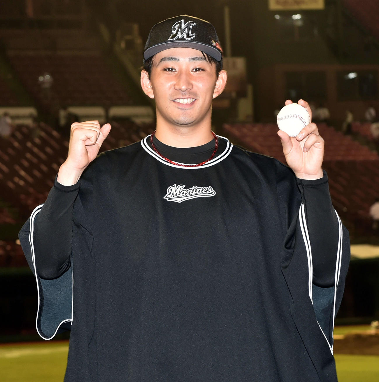 楽天対ロッテ　ヒーローインタビューを終え勝利球を手にポーズを決めるロッテ小島（撮影・滝沢徹郎）