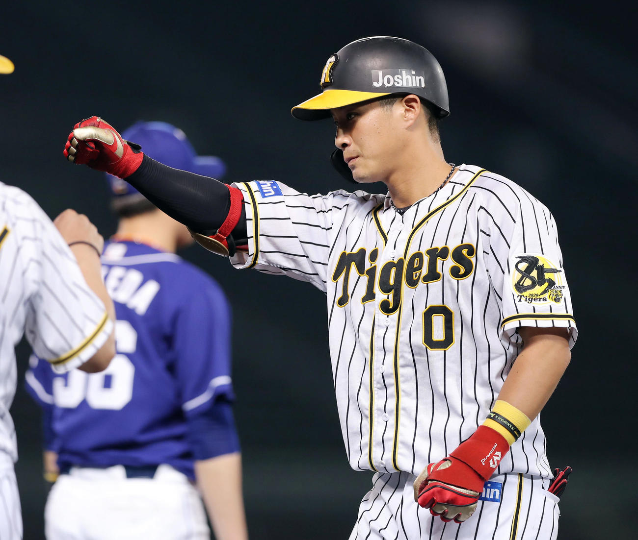 阪神対中日　8回裏阪神2死一、三塁、右前適時打を放ちガッツポーズする木浪（撮影・前田充）