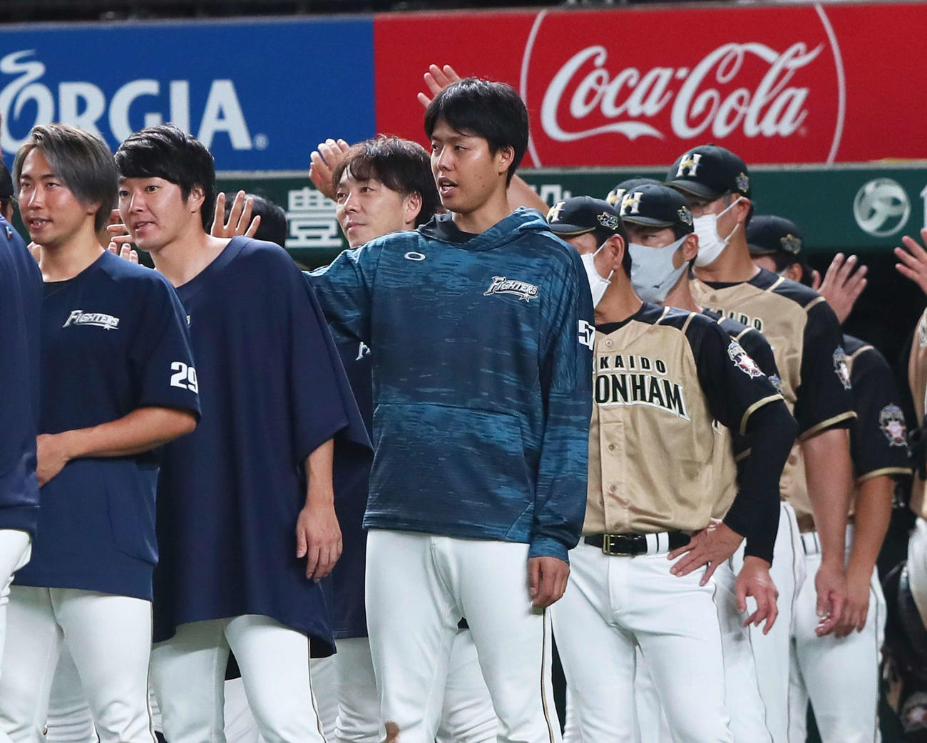 西武対日本ハム　勝利しナインとタッチを交わす日本ハム杉浦（撮影・足立雅史）