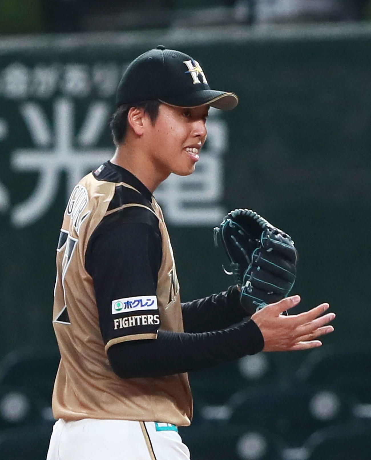 西武対日本ハム　5回を無失点で抑え笑顔を見せる日本ハム杉浦（撮影・足立雅史）
