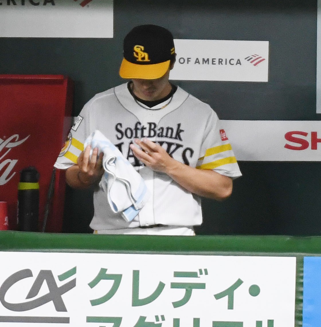 ソフトバンク対オリックス　5回表オリックス1死一塁、降板後ベンチで和田は左指を見つめる（撮影・今浪浩三）