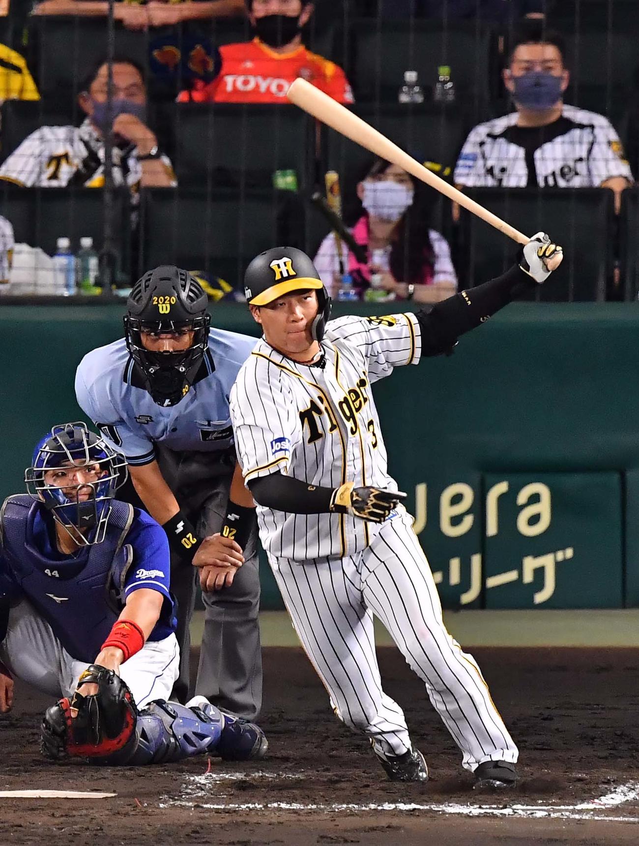 阪神対中日　7回裏阪神2死一、二塁、左翼線へ2点適時三塁打を放つ大山悠輔（撮影・上田博志）