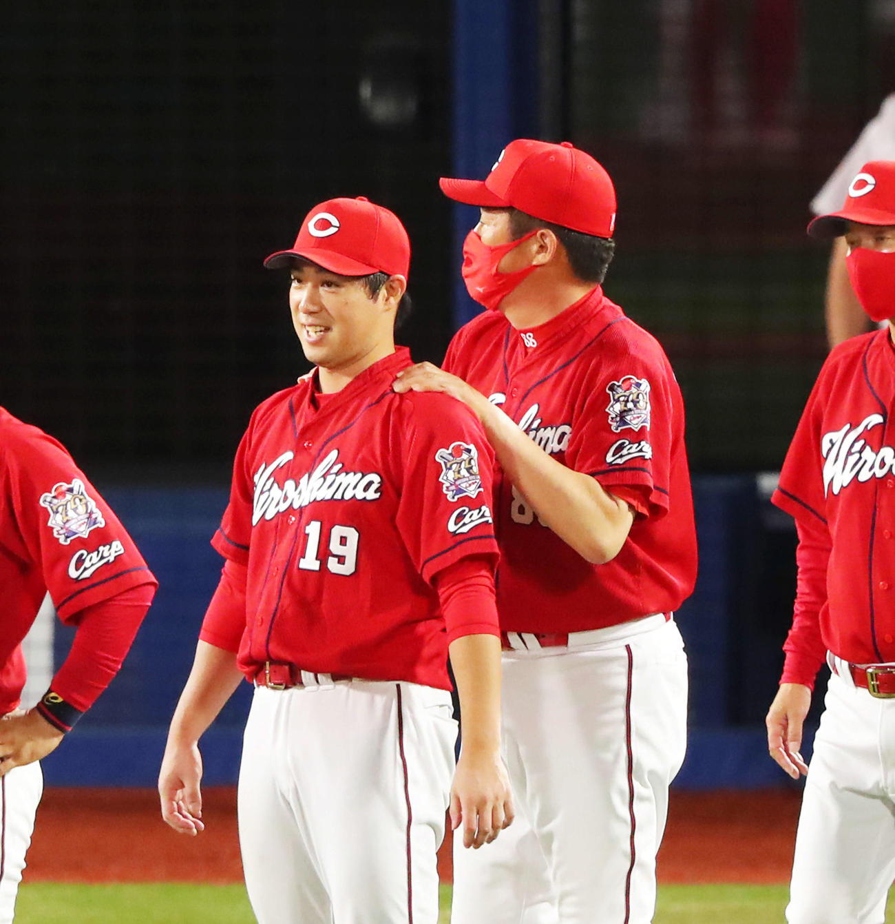 DeNA対広島　DeNAに勝利し、3勝目を挙げた野村（左）の肩に手を乗せねぎらう佐々岡監督（撮影・河田真司）