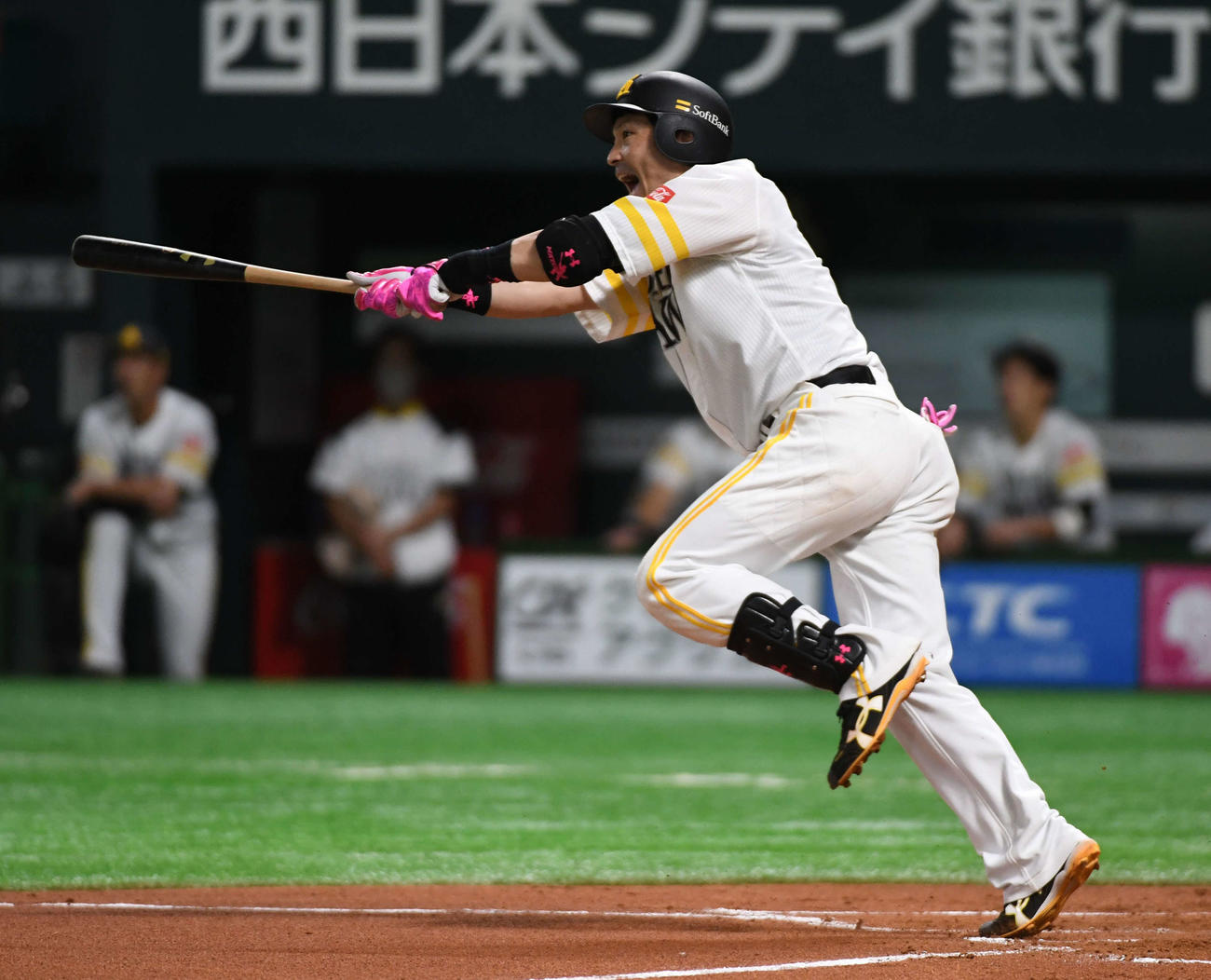 ソフトバンク対オリックス　7回裏ソフトバンク1死、松田宣は左中間に同点本塁打を放つ（撮影・今浪浩三）
