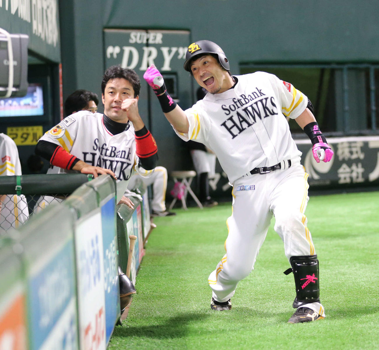 ソフトバンク対オリックス　7回裏ソフトバンク1死、松田宣（右）は左中間に同点本塁打を放ち高谷と「熱男！」（撮影・梅根麻紀）