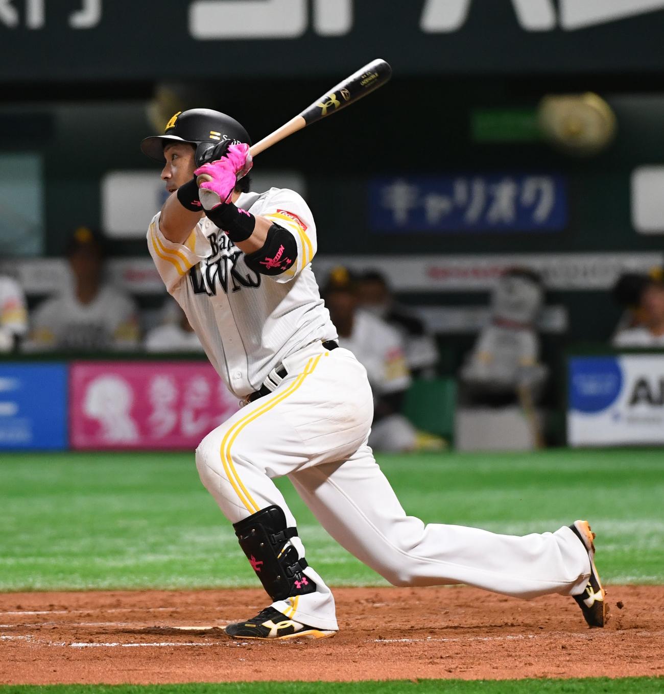 ソフトバンク対オリックス　9回裏ソフトバンク1死、松田宣は中前打を放つ（撮影・今浪浩三）