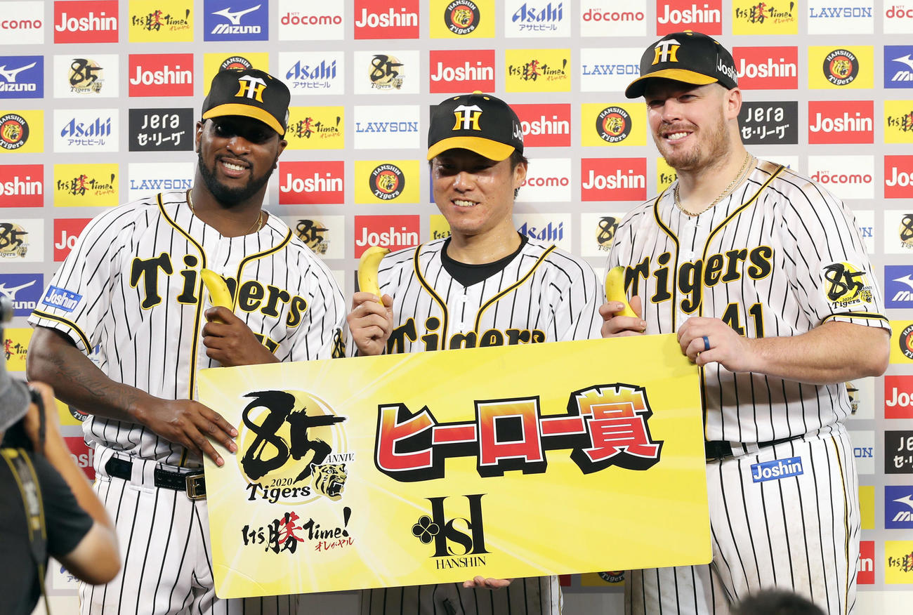 阪神対中日　ヒーローインタビューを終え、バナナを手に笑顔を見せる、左からガルシア、陽川、ボーア（撮影・前田充）