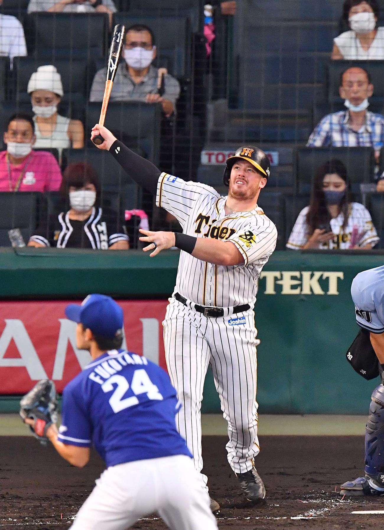 阪神対中日　2回裏阪神2死、右中間へ先制ソロ本塁打を放つジャスティン・ボーア（撮影・上田博志）