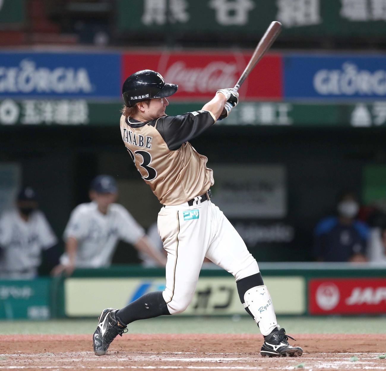 西武対日本ハム　9回表日本ハム無死、左越え本塁打を放つ渡辺（撮影・黒川智章）