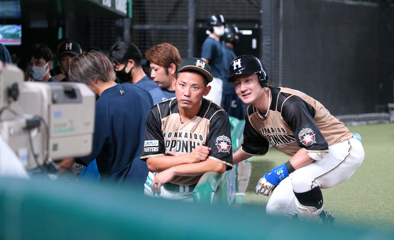 西武対日本ハム　9回表日本ハム無死、左越え本塁打を放ちテレビカメラを矢野外野守備兼打撃コーチ補佐（左）と「ガン見」する渡辺（撮影・黒川智章）