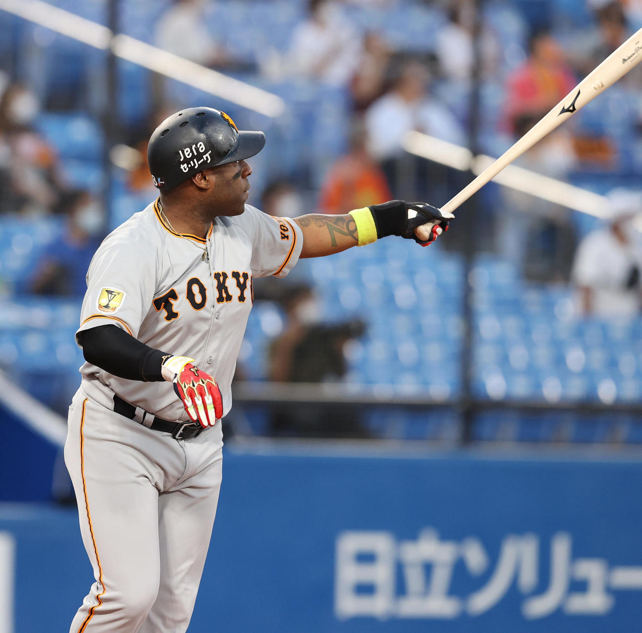 ヤクルト対巨人　1回表巨人1死一塁、先制の2点本塁打を放つウィーラー（撮影・垰建太）