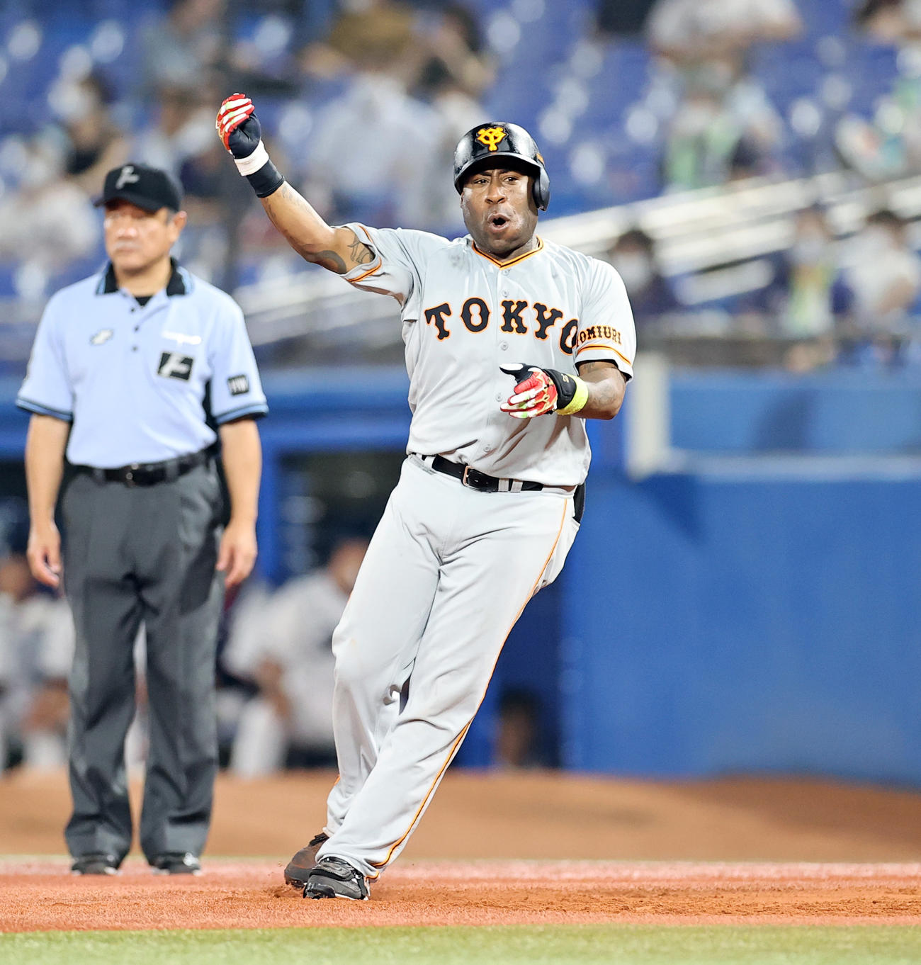 ヤクルト対巨人　6回表巨人2死一、二塁、ウィーラーは左に勝ち越し適時打を放ちガッツポーズ（撮影・浅見桂子）