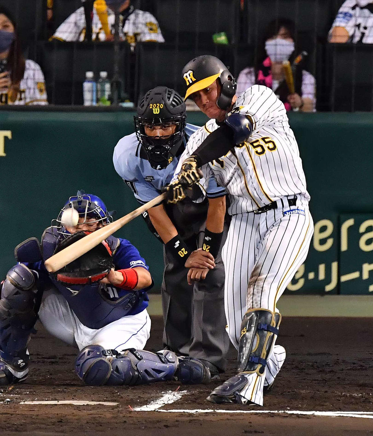 阪神対中日　6回裏阪神1死一、二塁、陽川は左中間に逆転3点本塁打を放つ（撮影・上田博志）