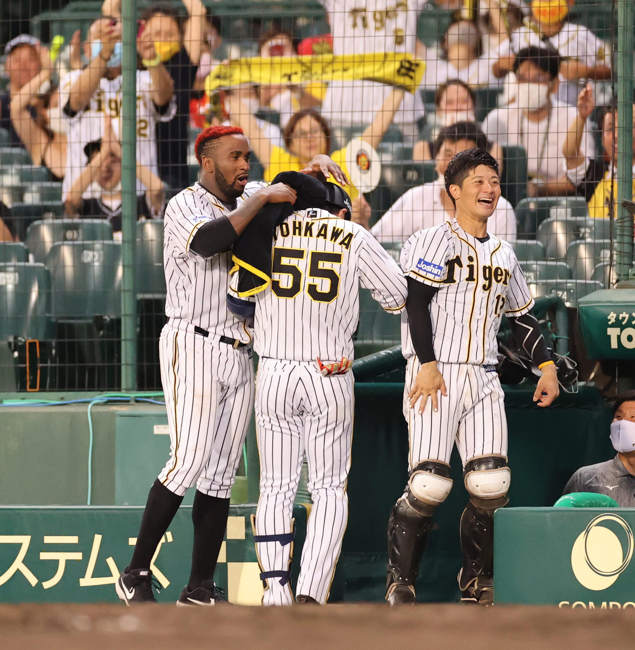 阪神対中日　6回裏阪神1死一、二塁、ガルシア（左）は逆転3点本塁打を放った陽川（中央）を手荒く迎える。右は坂本（撮影・清水貴仁）
