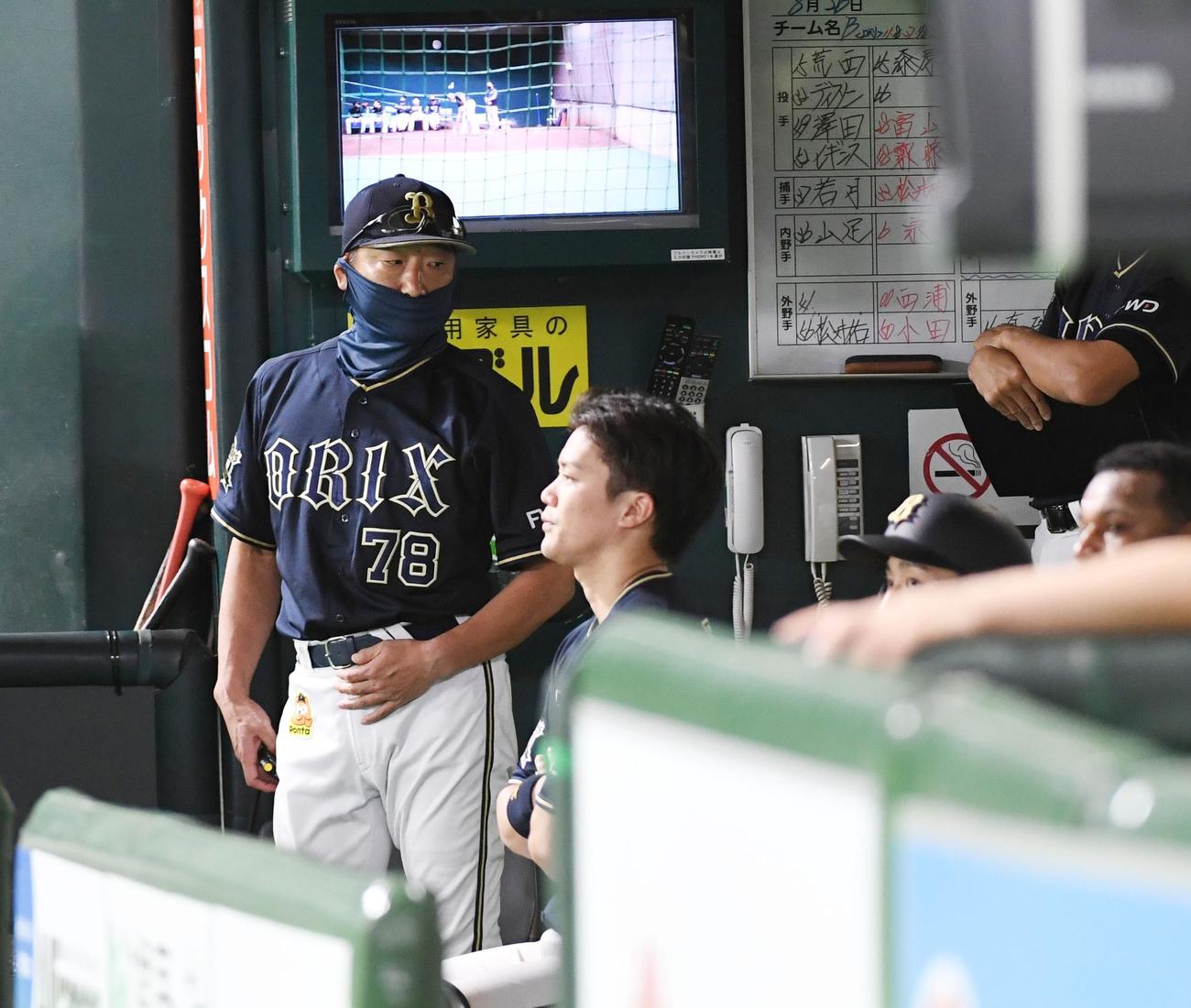 ベンチの中嶋聡監督代行（撮影・今浪浩三）