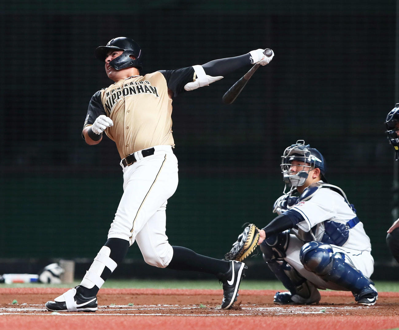 西武対日本ハム　2回表日本ハム1死一、二塁、ビヤヌエバは左中間への3点本塁打を放つ（撮影・足立雅史）