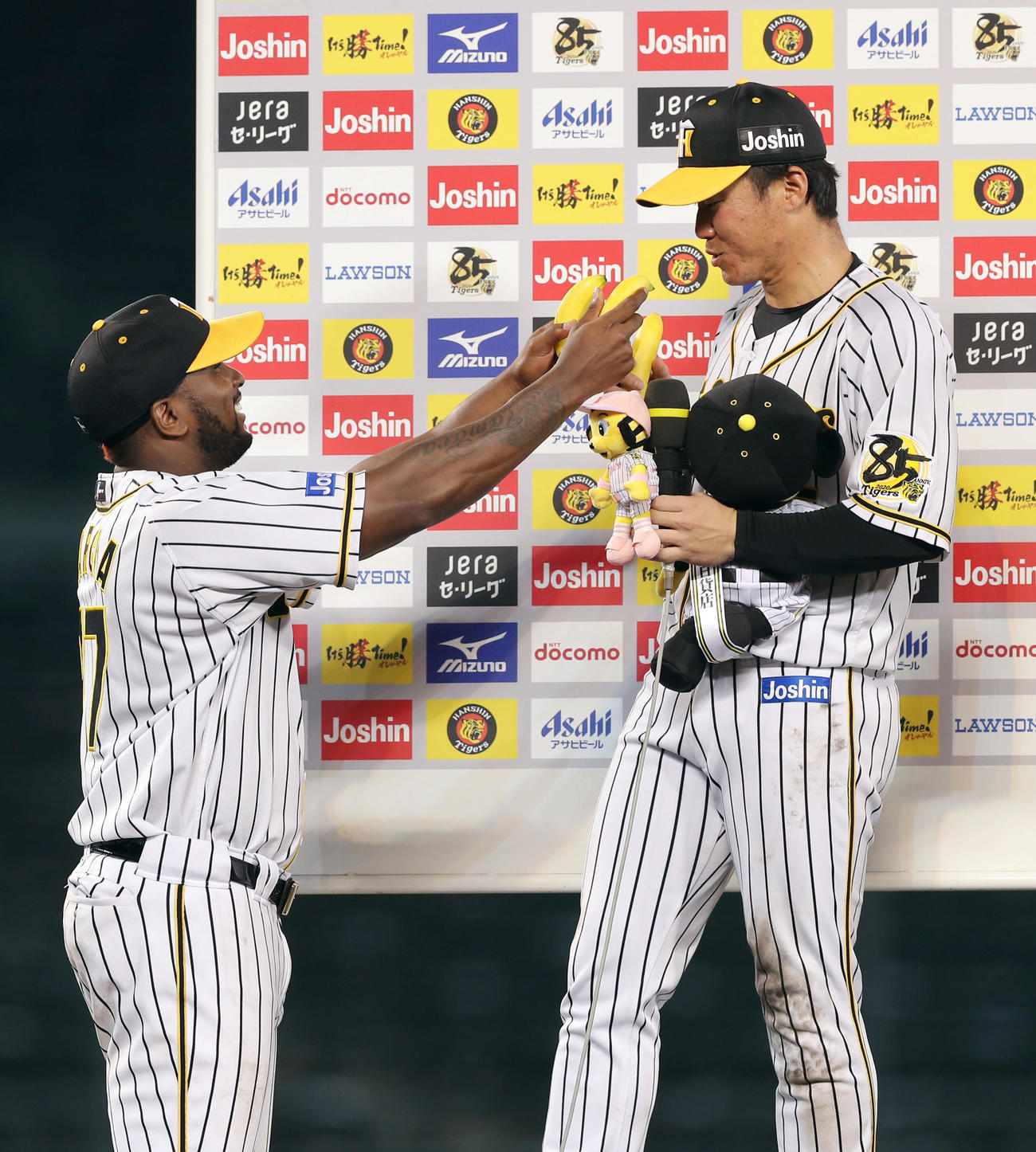 阪神対中日　バナナを手にヒーローインタビューに答える陽川（右）と追加でバナナを渡そうとするガルシア（撮影・前田充）