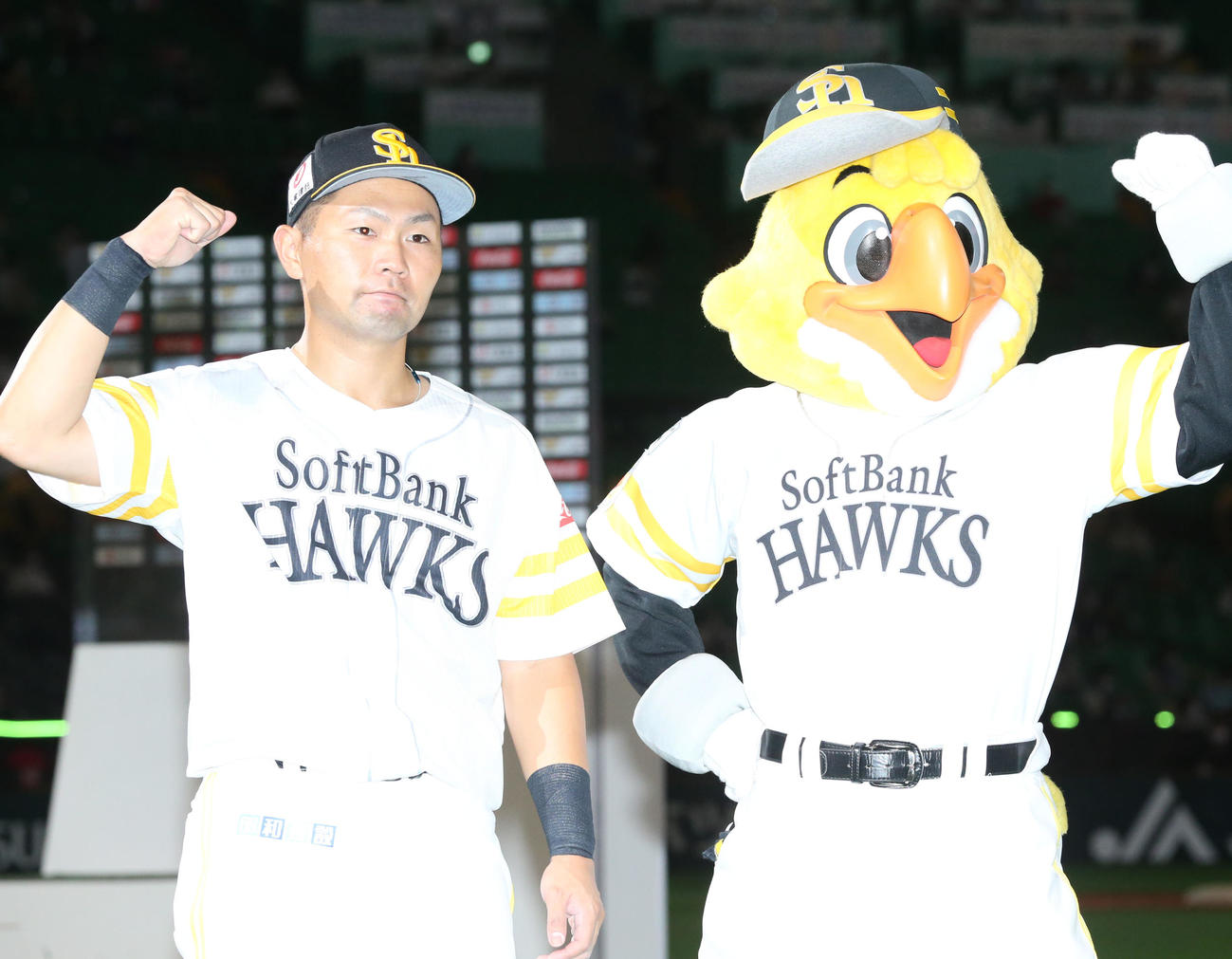 ソフトバンク対オリックス　ヒーローになった中村晃はガッツポーズ（撮影・梅根麻紀）