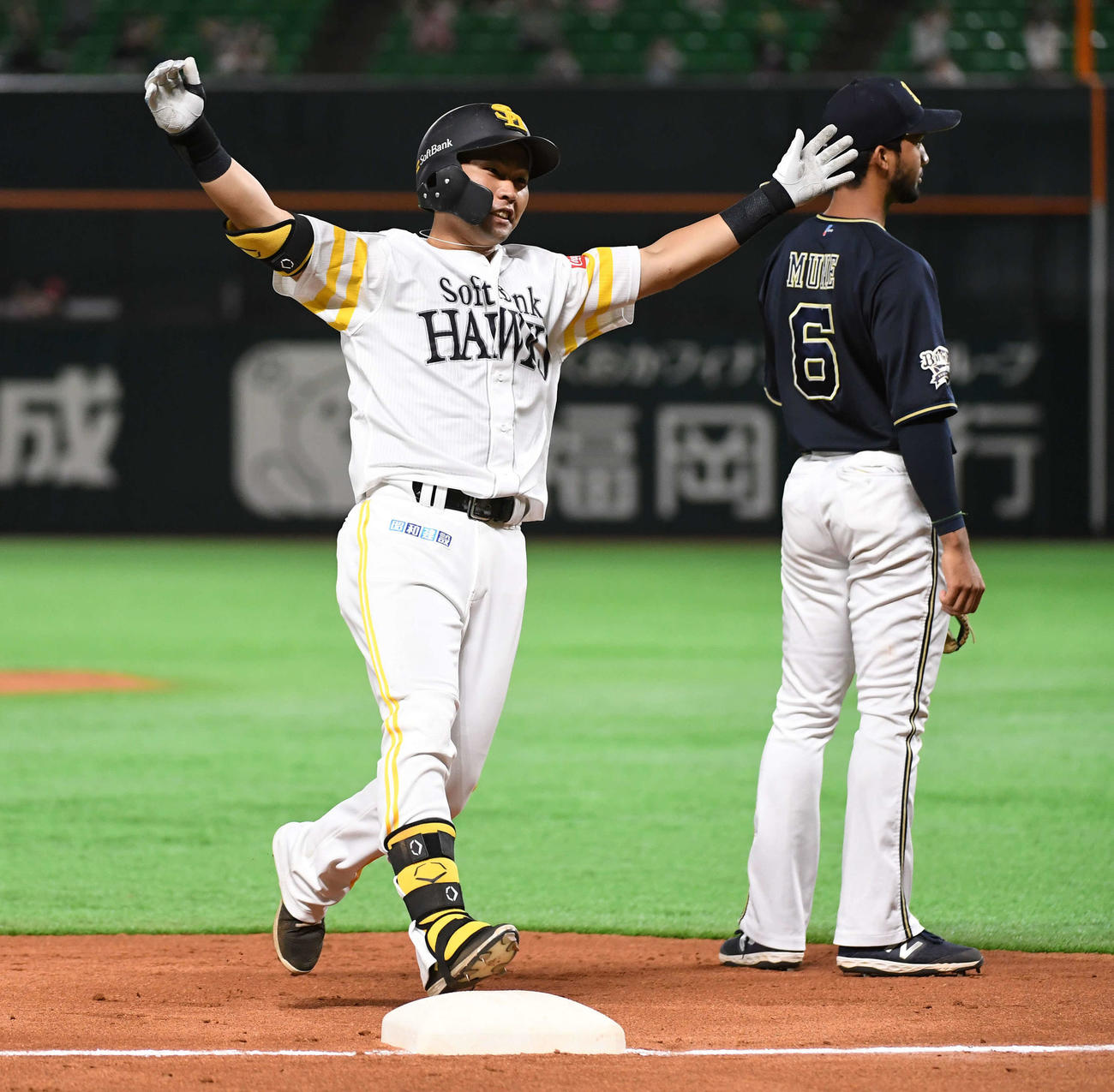 ソフトバンク対オリックス　9回裏ソフトバンク1死一塁、中村晃は右中間を破るサヨナラ適時打を放ち万歳して三塁ベースを踏む（撮影・今浪浩三）