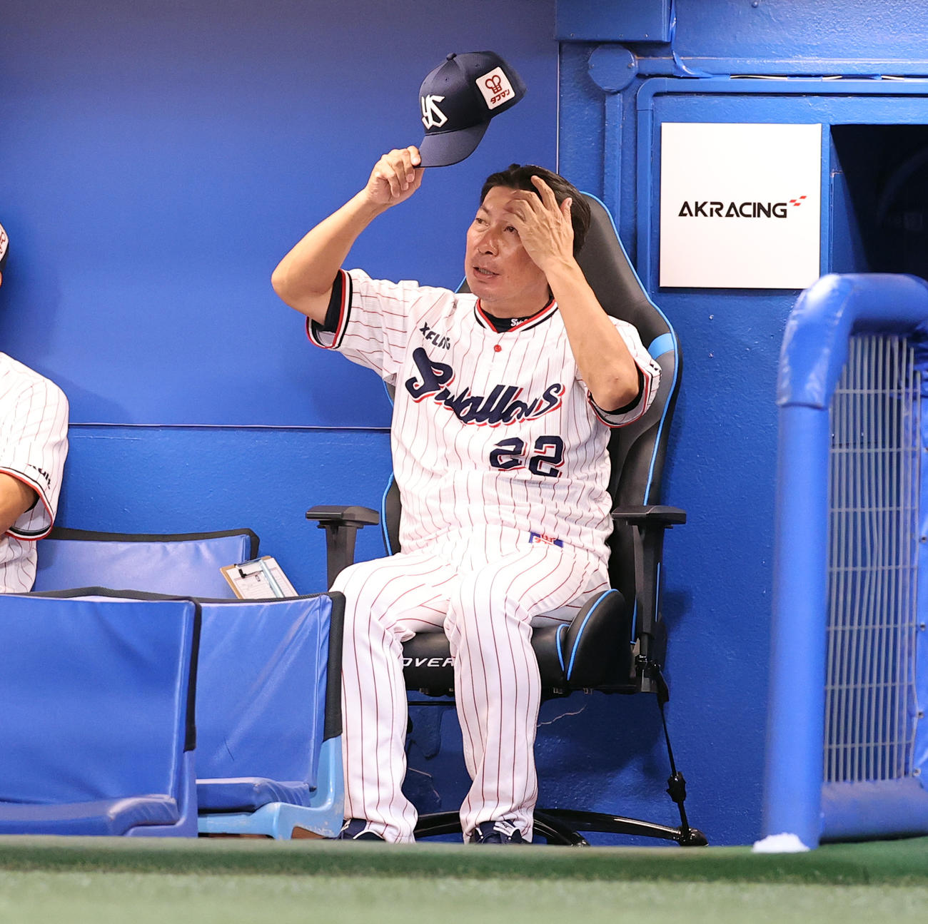 ヤクルト対巨人　6回表、巨人に逆転を許し、ベンチで頭をかくヤクルト高津監督（撮影・浅見桂子）