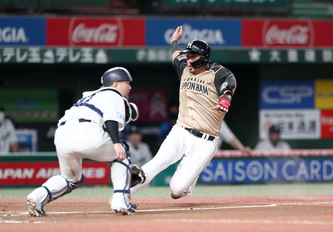 西武対日本ハム　3回表日本ハム2死満塁、大田の中前2点適時打で生還する二塁走者の中田（撮影・黒川智章）