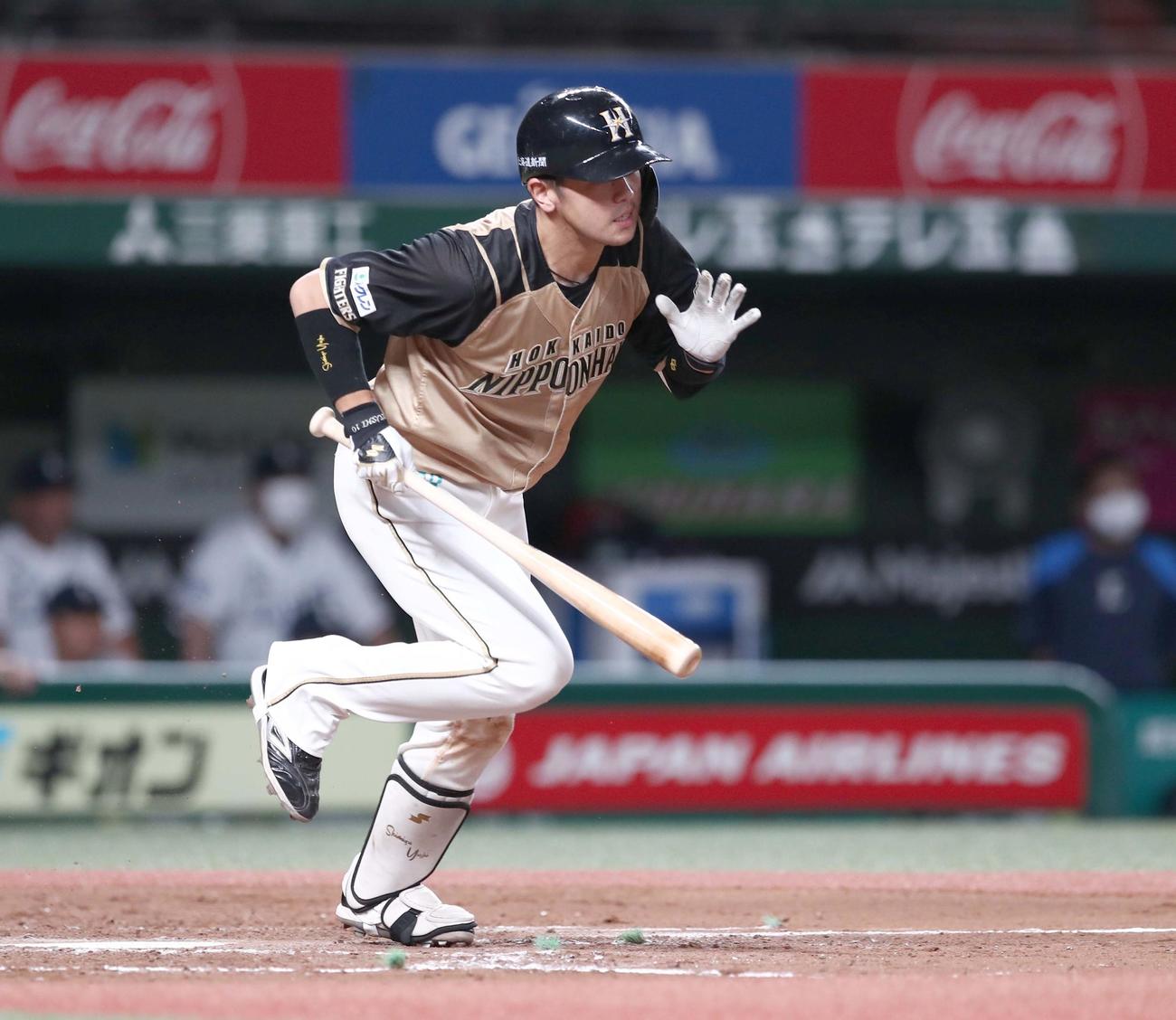 西武対日本ハム　3回表日本ハム2死満塁、右前2点適時打を放つ清水（撮影・黒川智章）