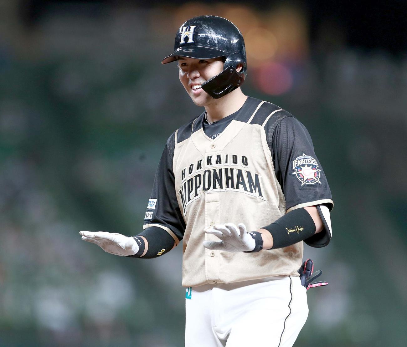 西武対日本ハム　3回表日本ハム2死満塁、右前2点適時打を放ち笑顔の清水（撮影・黒川智章）