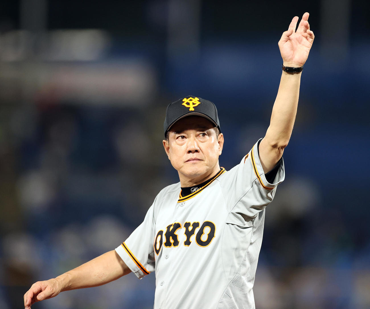ヤクルト対巨人　連勝して、ファンに手を振る原監督（撮影・浅見桂子）