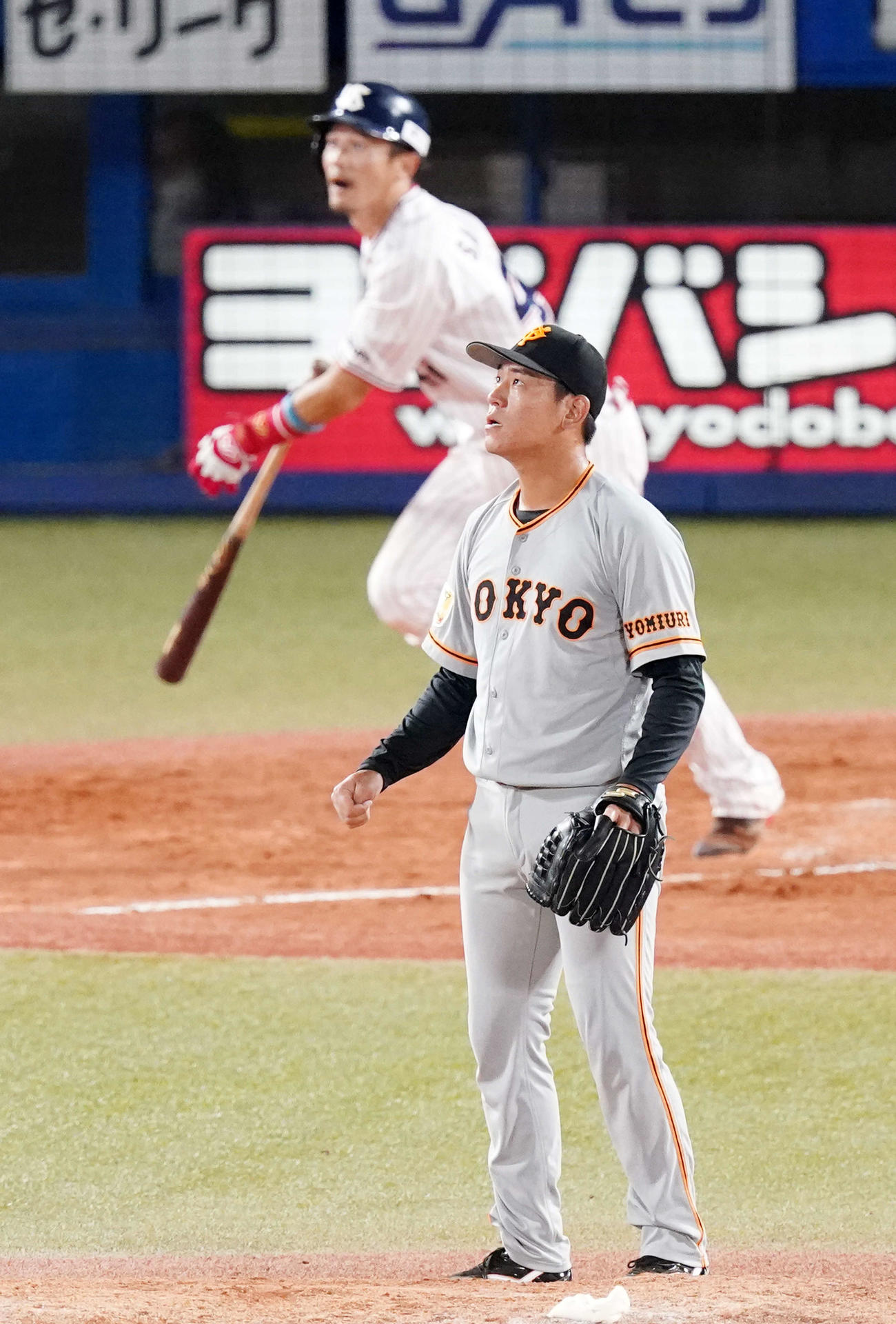 ヤクルト対巨人　5回裏ヤクルト無死一塁、坂口（後方）に逆転2点本塁打を浴びる桜井（撮影・江口和貴）